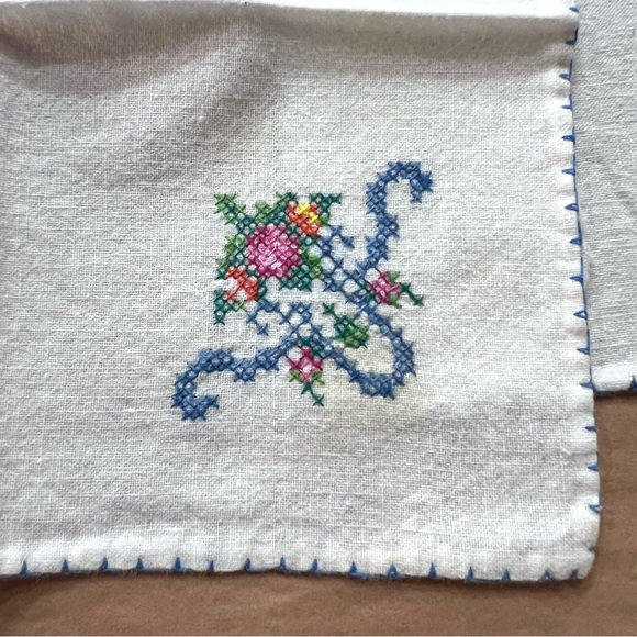 Vintage Set of 6 Hand Embroidered napkins, 2 different compatible designs - Picture 8 of 12